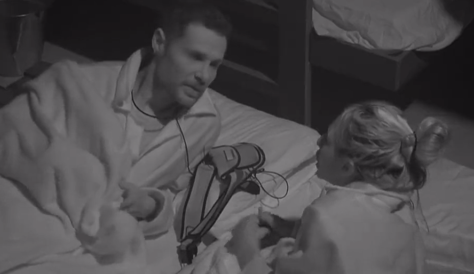 Ruivinha de Marte e Alex desconfiam da simpatia de Lucas com eles na Baia