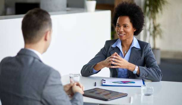 Brasileiro investe pouco e negros são minoria