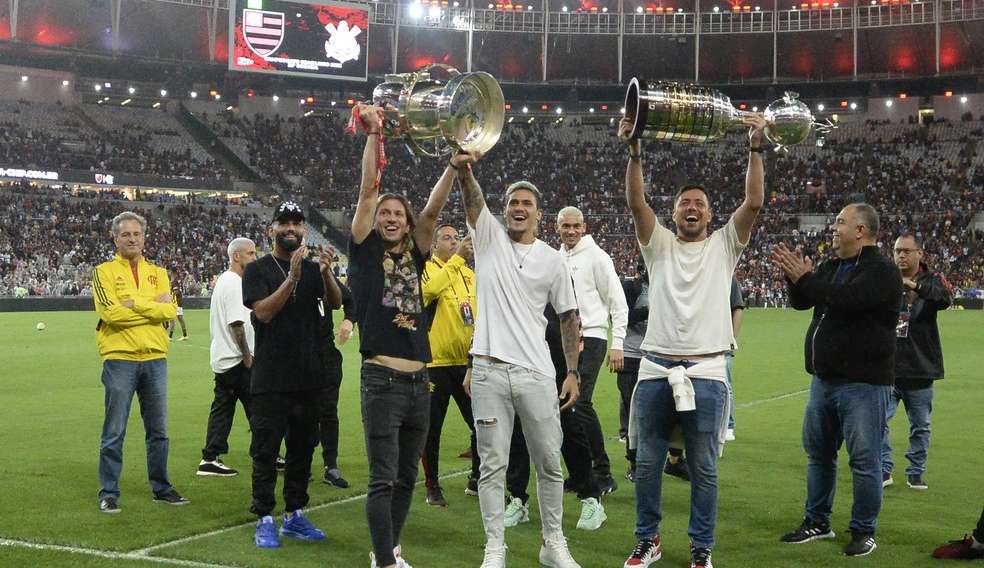 Após conquistas da Copa do Brasil e da Libertadores, Flamengo faz volta olímpica com as taças
