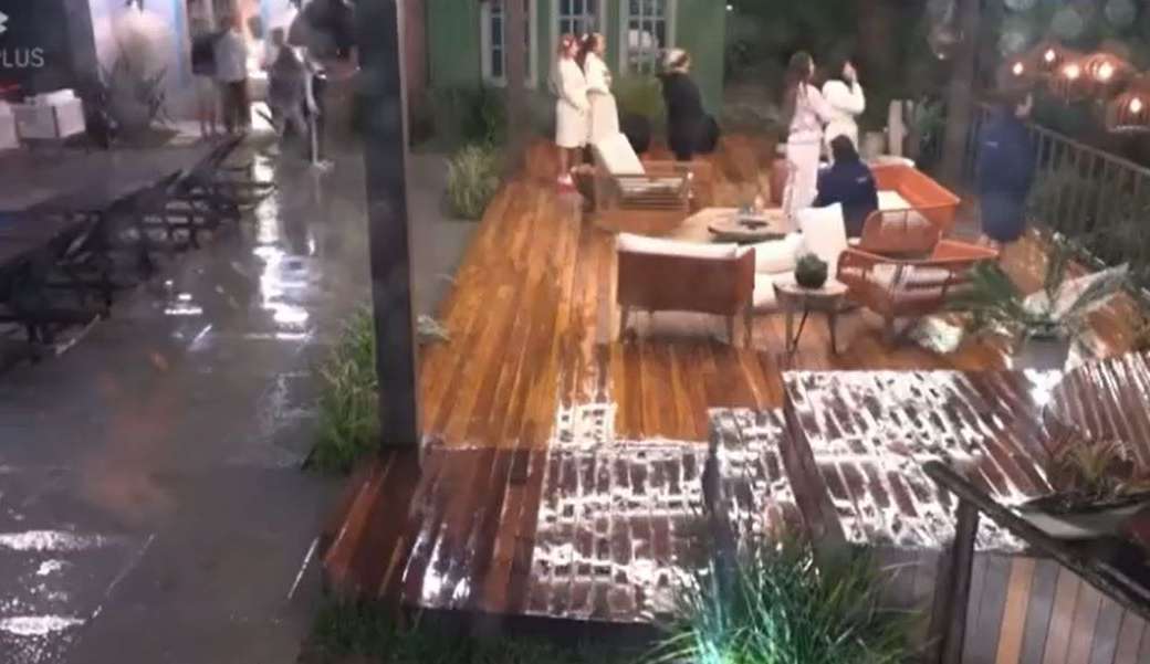 A Fazenda: Peões escutam fogos de artifício e reagem