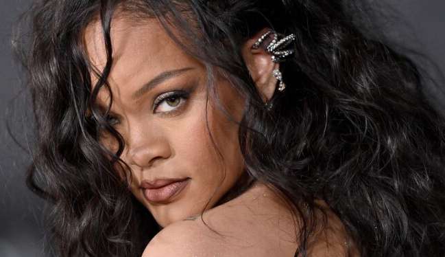 Rihanna conquista sua melhor posição nas paradas britânicas em 10 anos com “Lift Me Up”