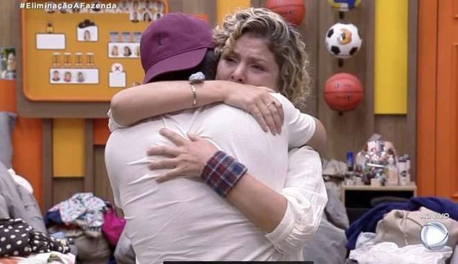 A Fazenda: Bárbara Borges recebe apoio e torcida de peões eliminados