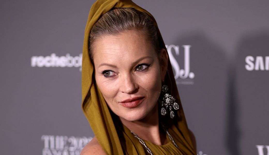 Kate Moss se atrapalha durante premiação em Nova Iorque
