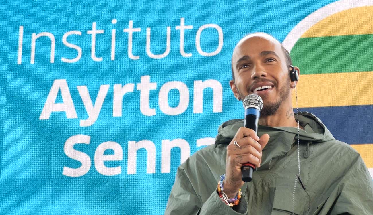 Instituto Ayrton Senna leva Lewis Hamilton para conversar com estudantes em escola pública de São Paulo