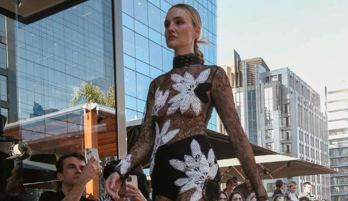 Martha Medeiros realiza desfile em celebração aos 15 anos da marca com Carol Trentini