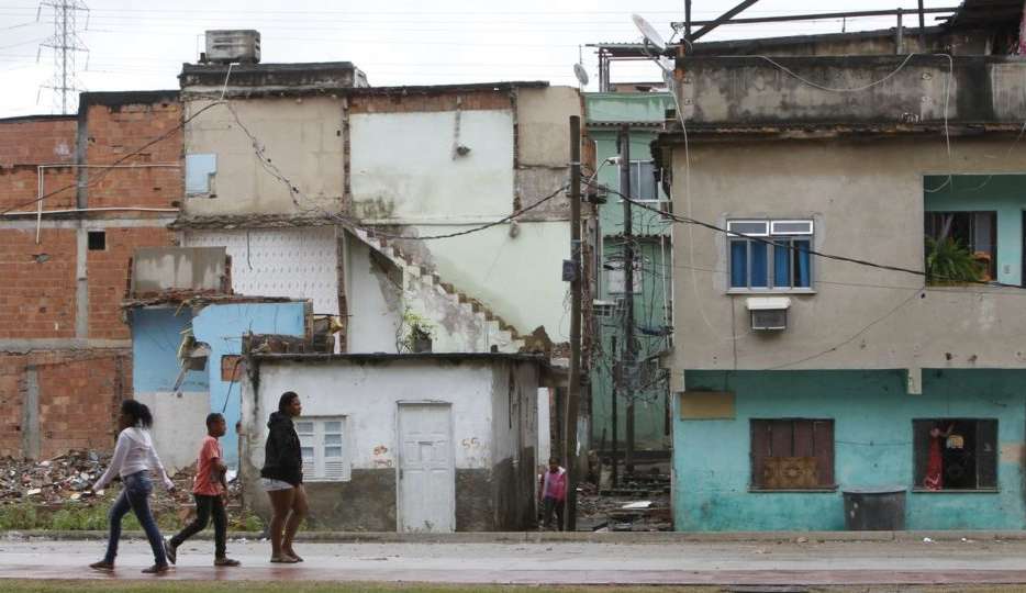 Nova pesquisa do IBGE mostra desigualdade entre negros e brancos na questão econômica.