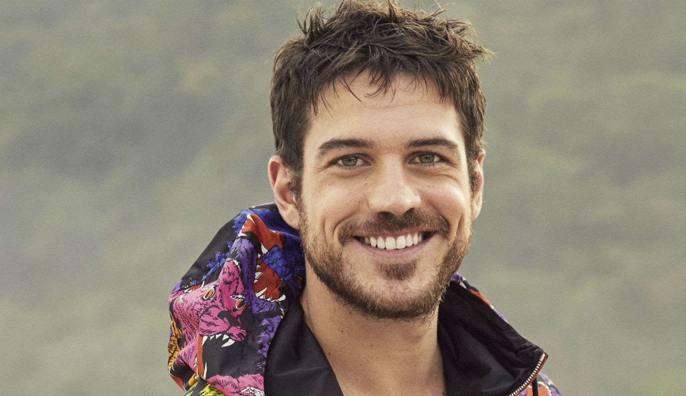 Marco Pigossi comparece ao casamento da irmã com namorado