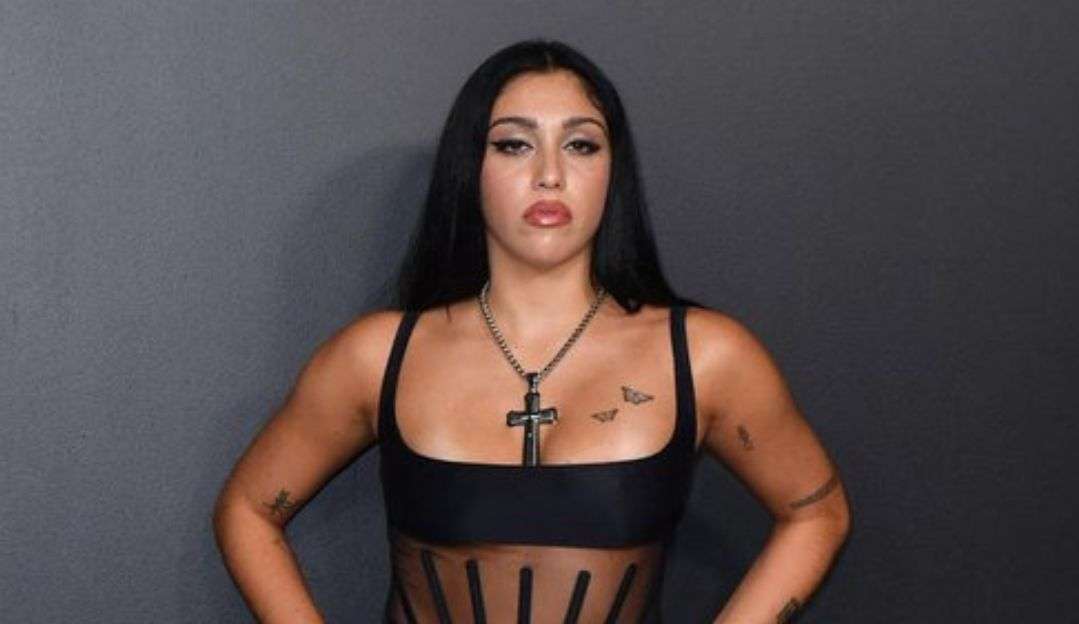 Lourdes Maria causa com look transparente no Mugler Couturissime Exhibition