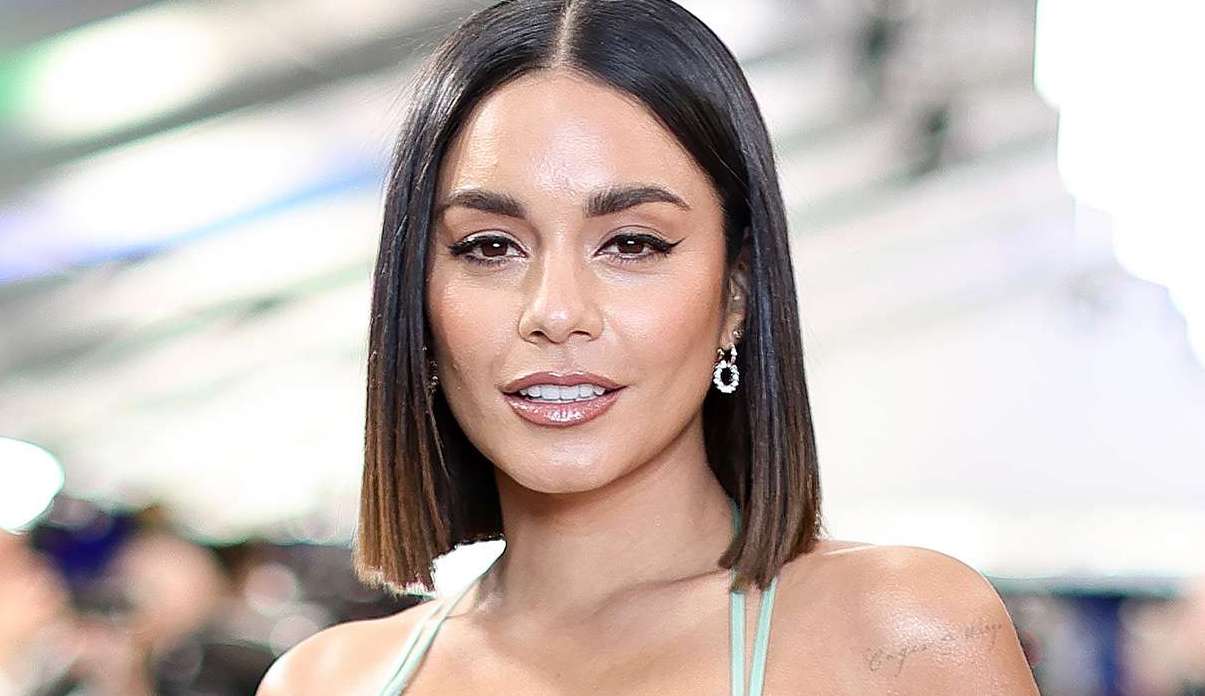Vanessa Hudgens encantou os fãs com sequência de decotes em ensaio para revista italiana