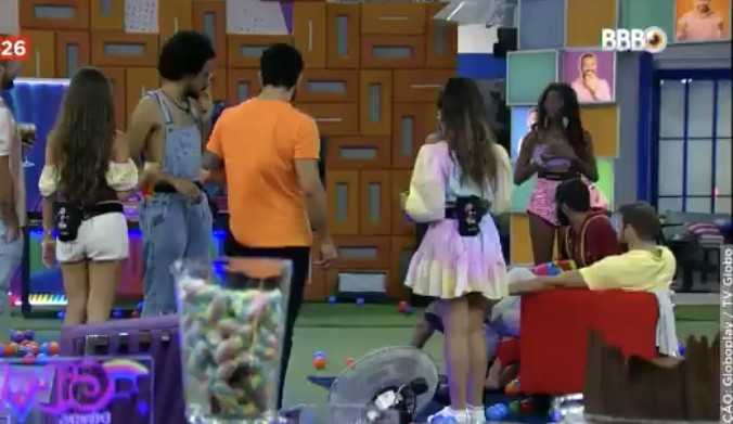 Participantes do BBB21 se desesperam com “toque de recolher” do big boss durante festa do líder