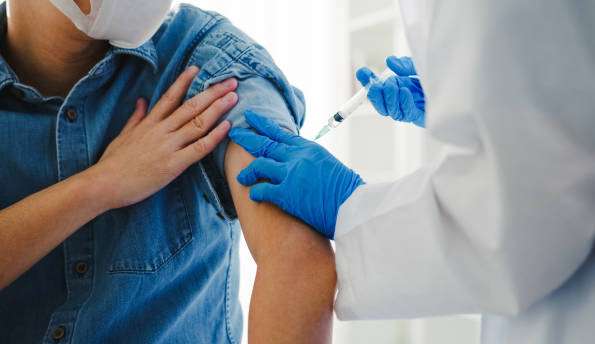 Covid-19: infectologista alerta para a falta de vacinas contra subvariantes