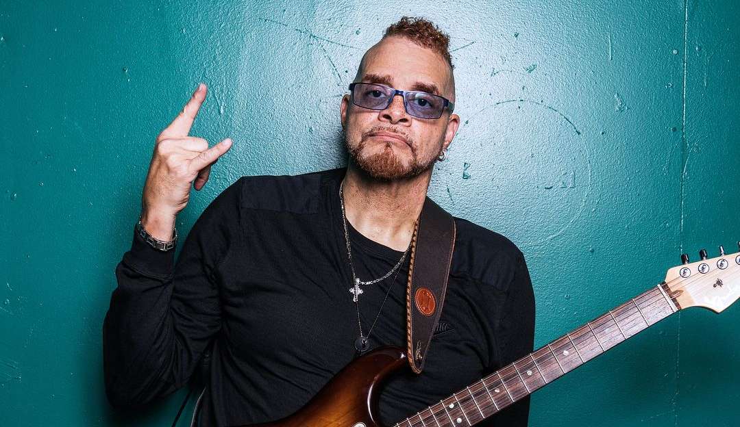 Após AVC, Sinbad recupera mobilidade “lutando por cada centímetro”