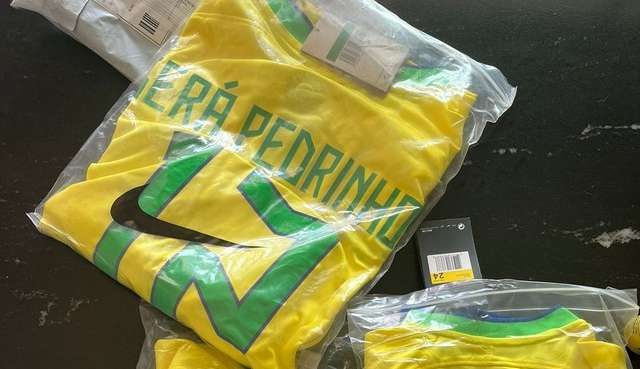 Torcedor recebe camisas com personalização errada e viraliza na internet