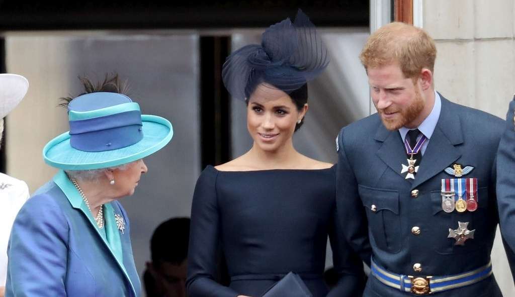 Livro sobre a Rainha Elizabeth II  aponta que a monarca temia que Harry estivesse “apaixonado demais” por Meghan