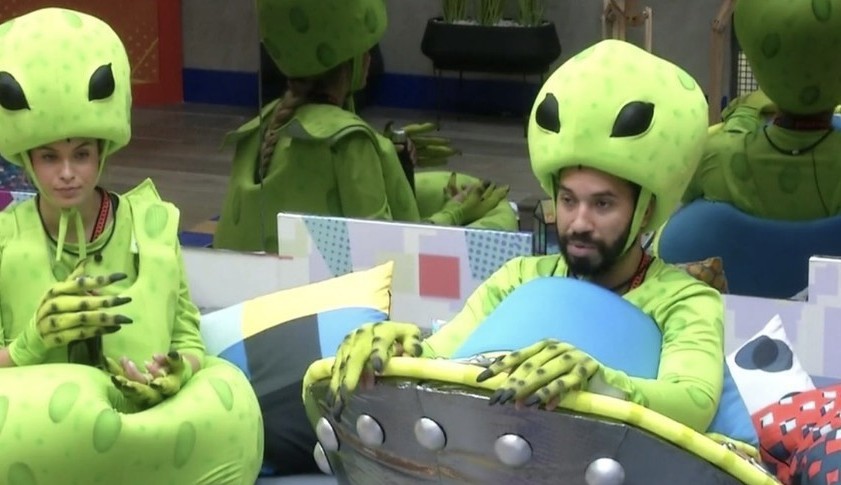 Com medo do paredão, Gil e Sarah combinam votos em Pocah