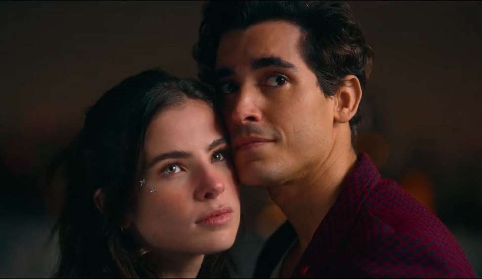 Giulia Be fez sua primeira apresentação com Henrique Zaga