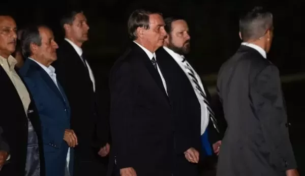 Bolsonaro “sorriu, conversou e tirou fotos” durante jantar do PL