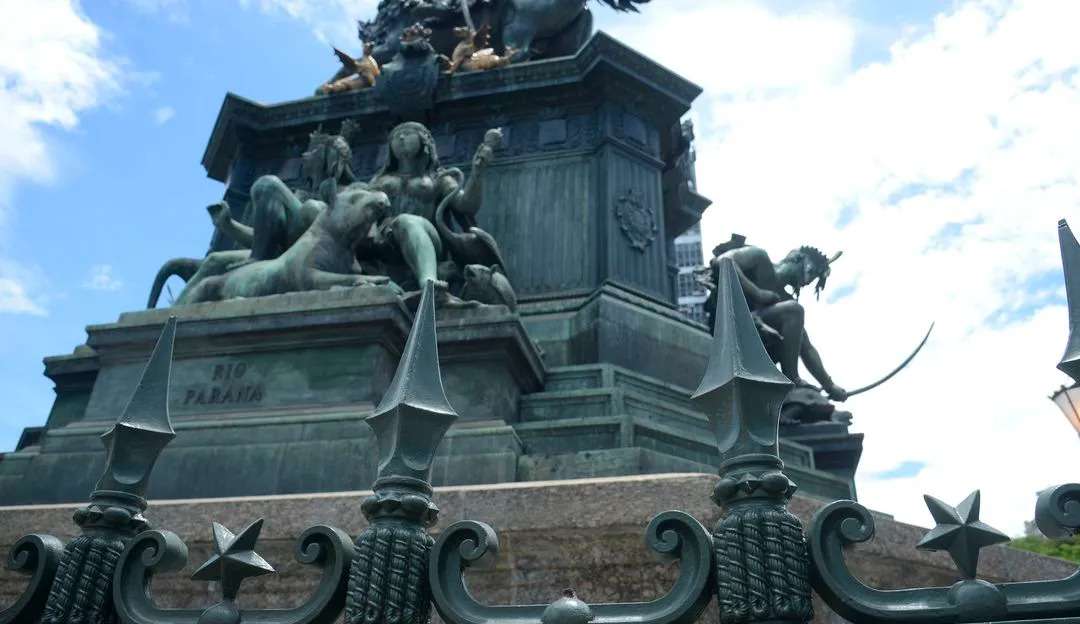 Monumento de D. Pedro I no Rio de Janeiro é depredado três meses após restauração