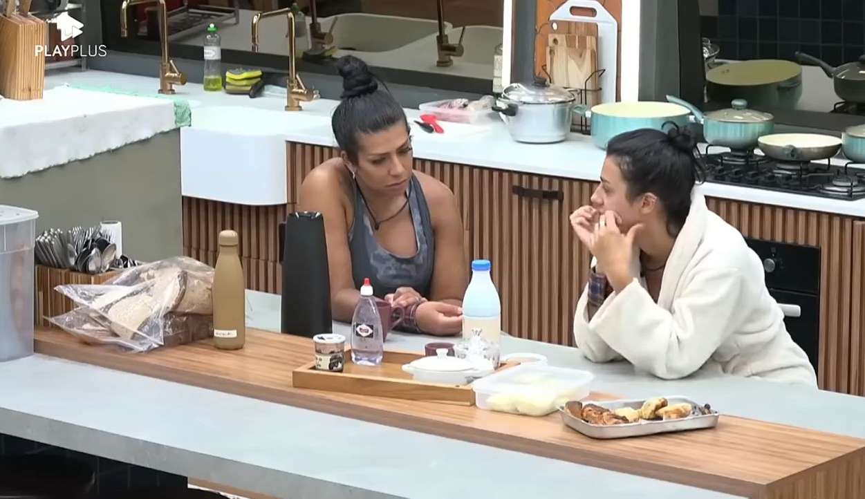 A Fazenda 14: Após a saída de Pétala, Moranguinho e Bia conversam sobre as divisões das tarefas