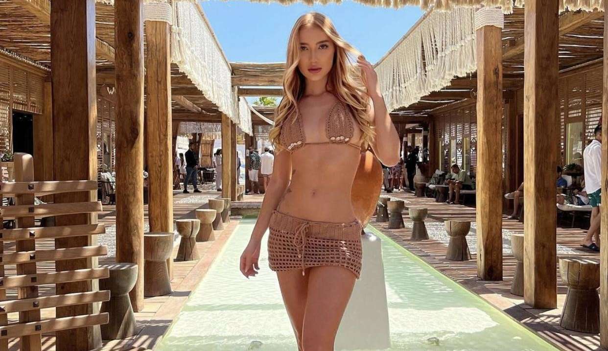 Influencer e arquiteta, Julia Muzetti posa com biquíni de crochê em Mykonos: “O bronze tá on”