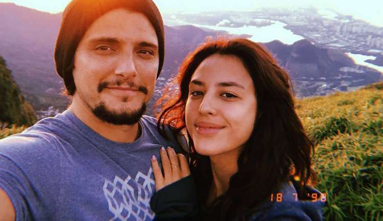 Bruno Gissoni e Yanna Lavigne trocam chamegos em dia de calor