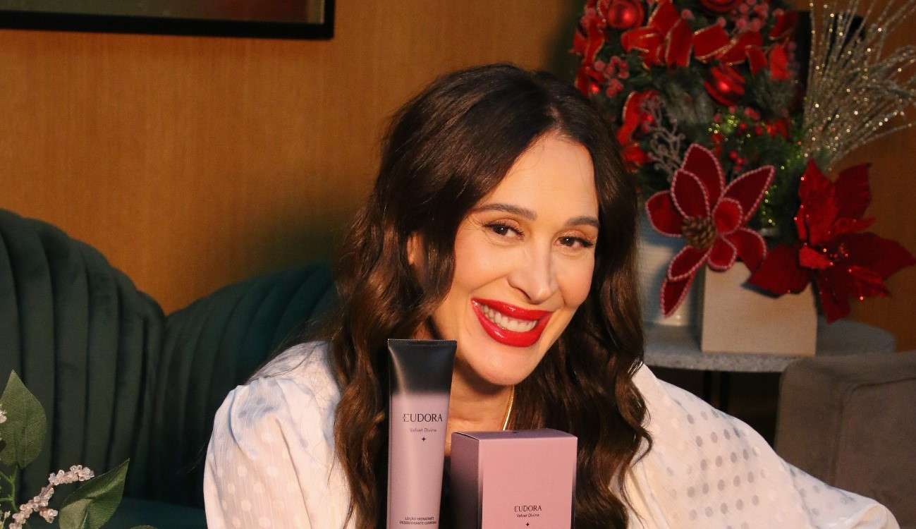Claudia Raia, Camila Queiroz e Klebber Toledo participam de campanha de Natal