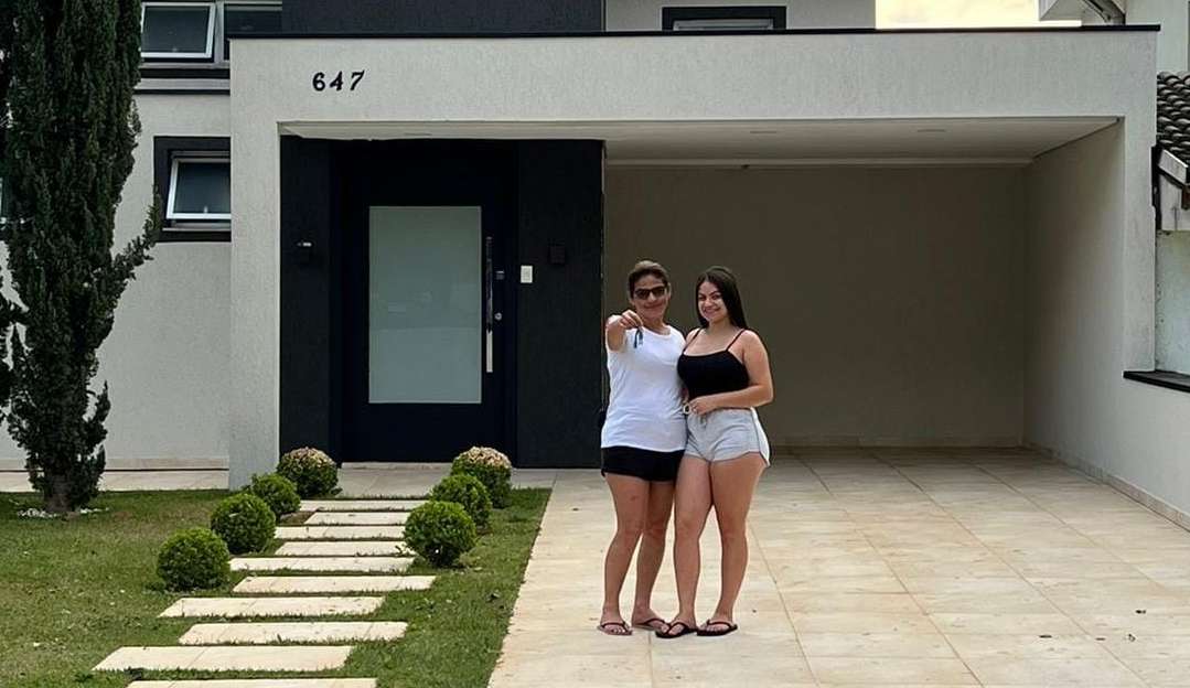 Influenciadora Débora Paixão realiza sonho e presenteia mãe com casa nova