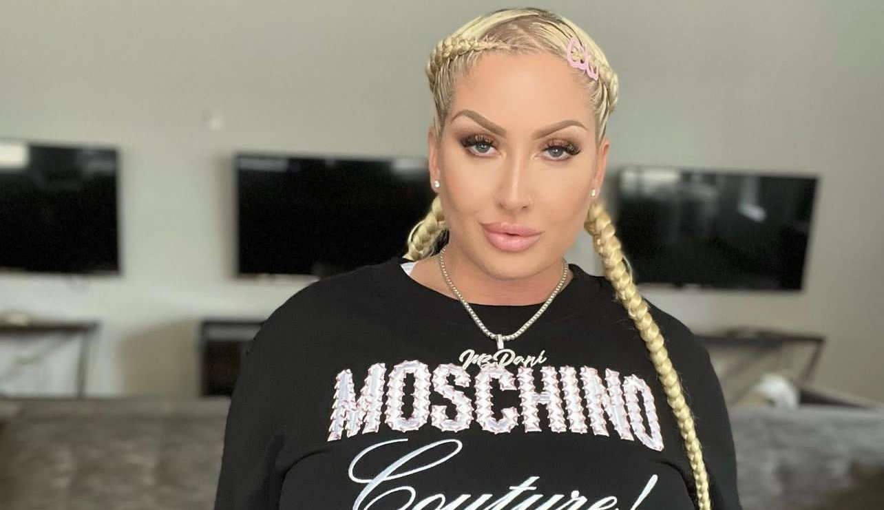 Influencer MZ Dani é atacada e sofre gordofobia após publicar foto praticando yoga: “Isso pode nos deixar doentes”