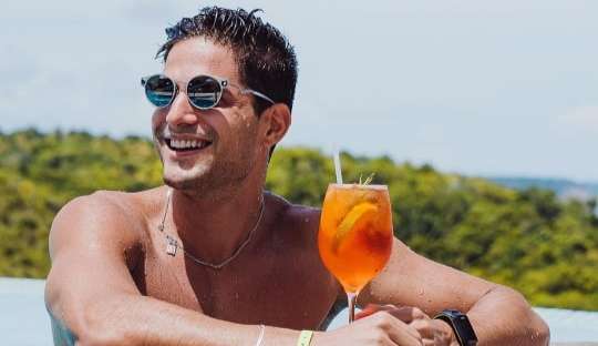 André Martinelli conta que mantém dieta nas festas de fim de ano e até perde peso