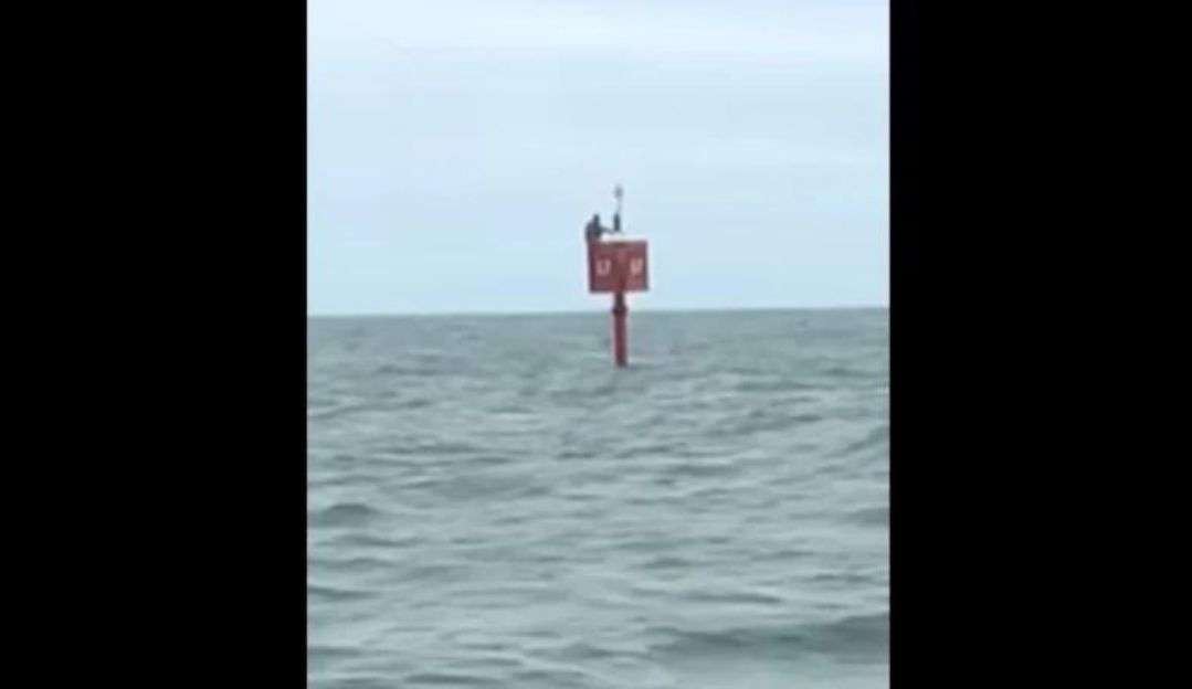 Pescador desaparecido é encontrado à deriva e pendurado em boia em alto-mar