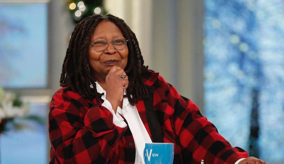 Whoopi Goldberg volta a se explicar mais uma vez por suas falas sobre os judeus e o holocausto