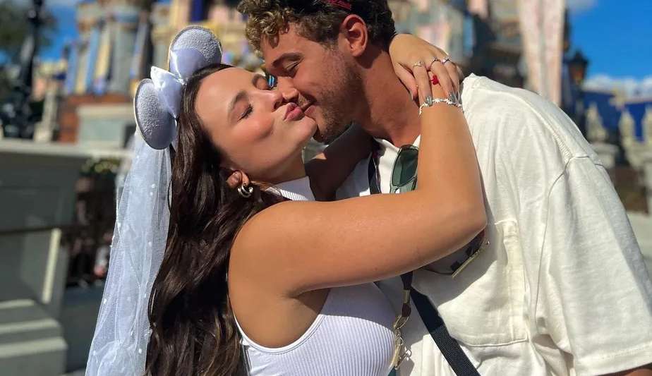 “É a primeira vez que trago meu noivo”, brinca Larissa Manoela com sua fama de levar namorados para a Disney