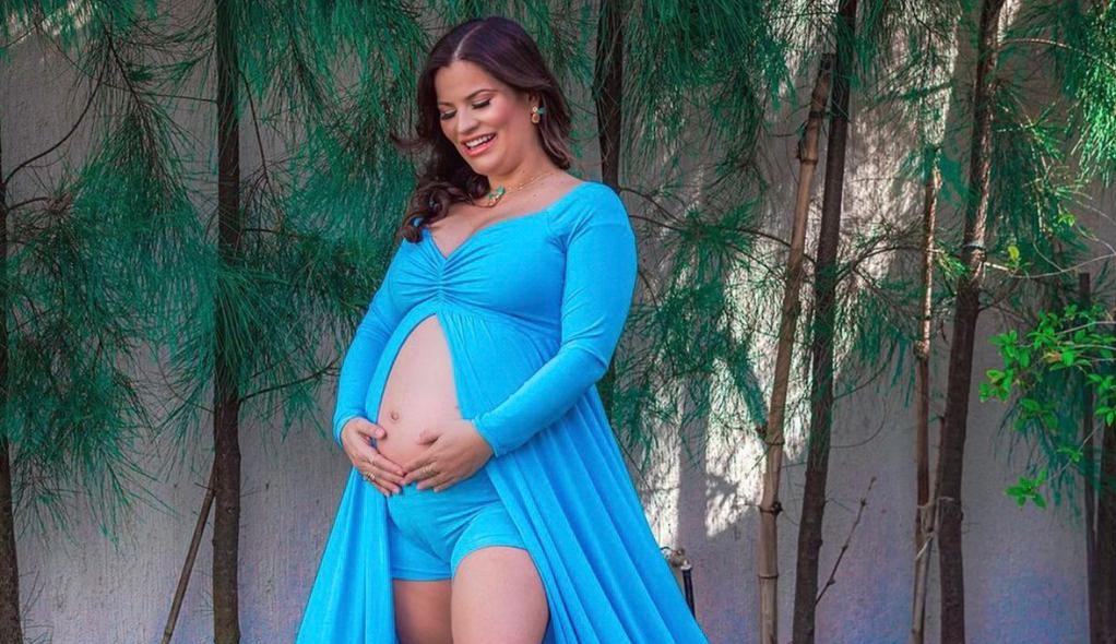 Após dar à luz gêmeos, influenciadora lamenta morte de um dos bebês