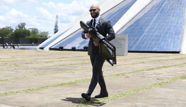 Vídeo: policial utiliza equipamento antidrone na posse de Lula