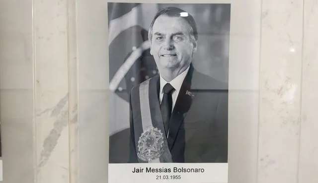 Planalto substitui foto colorida de Bolsonaro para preto e branco em galeria de presidentes