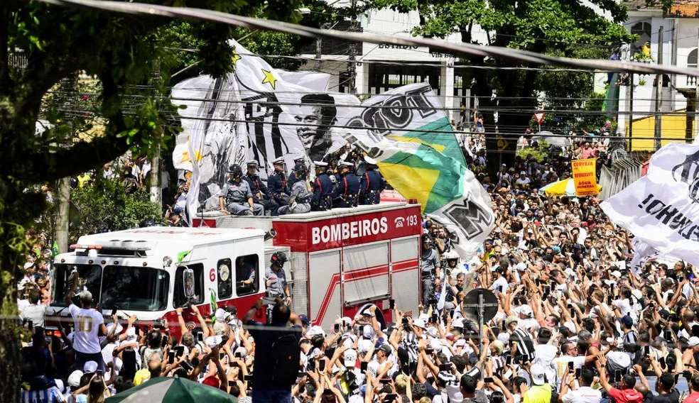 Ex-jogadores compareceram à Vila Belmiro para homenagem ao Rei Pelé