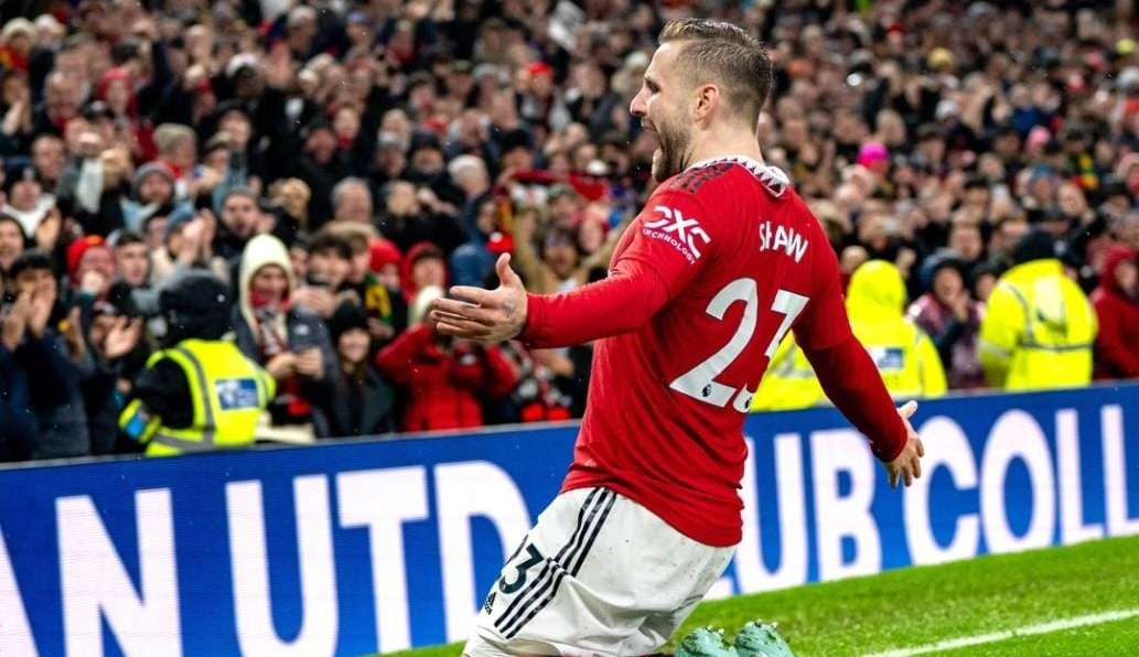 Manchester United vence e entra no G4
