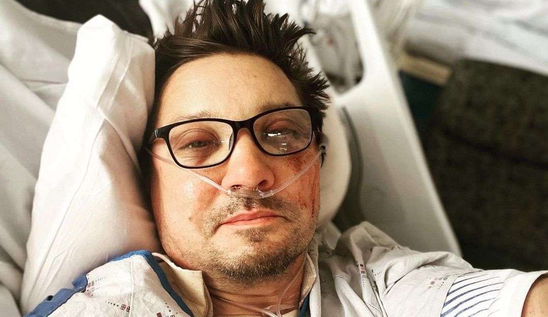 Jeremy Renner compartilha foto do hospital e agradece pelas palavras