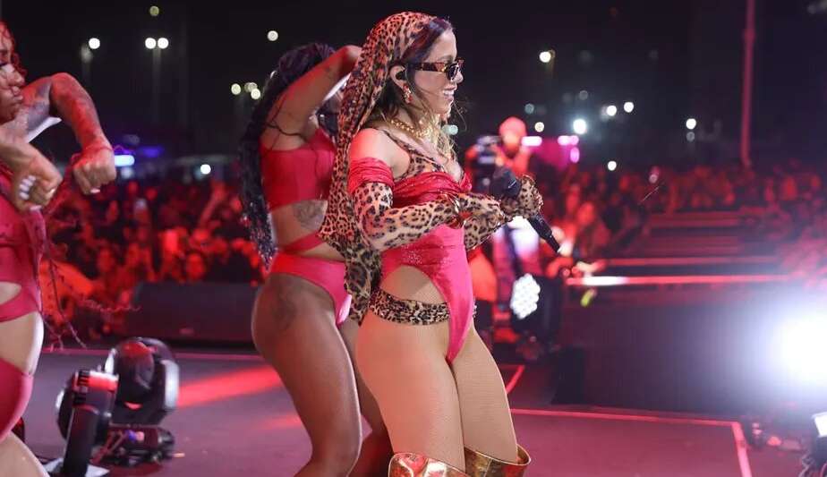 Anitta estreia o pré-carnaval e homenageia Tieta do Agreste
