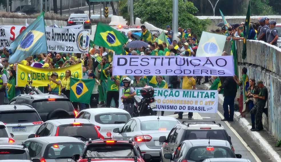 Bolsonaristas interditam avenida em São Paulo