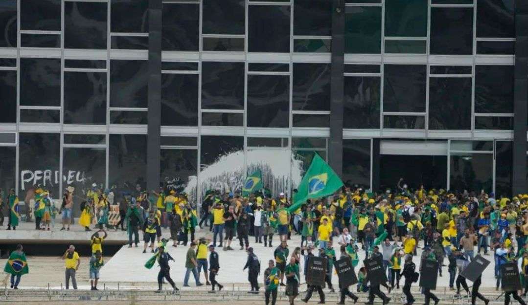 Detido no Planalto diz que integrante do exército tentou ajudar invasores a deixar o prédio antes da prisão