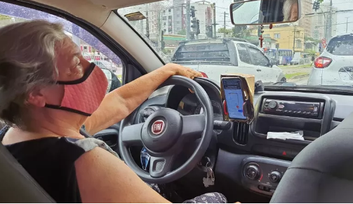 Em Santos “Vovó Uber” ultrapassa 20 mil corridas em sua carreira