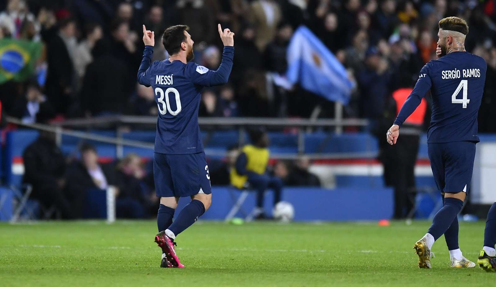 PSG vence em noite de homenagens a Pelé