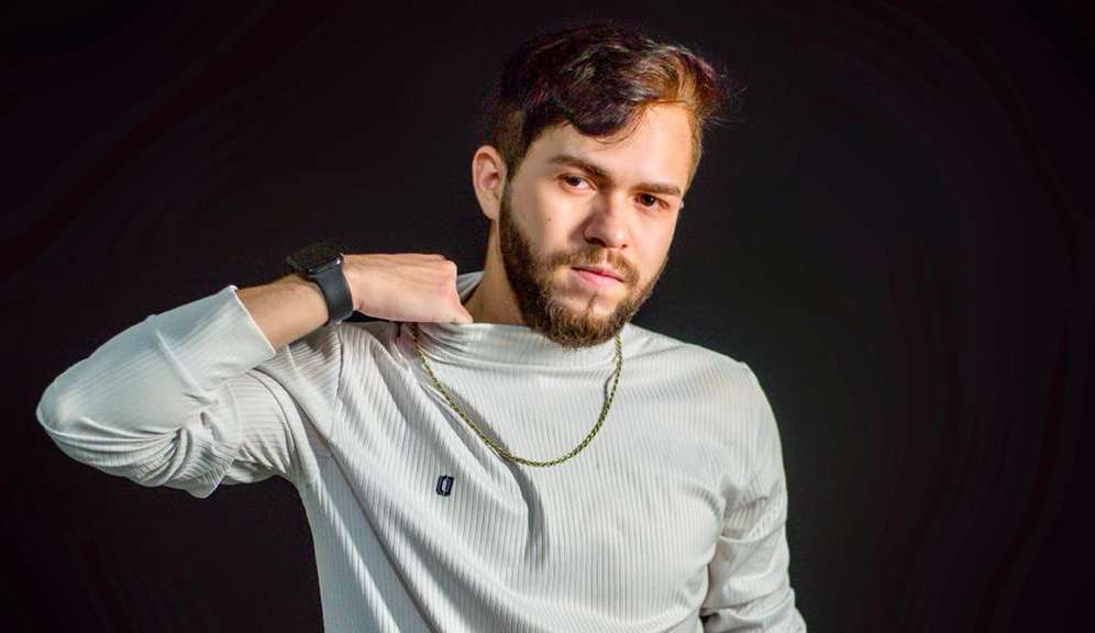 Influenciador Ygor Sales viraliza nas redes sociais após criar memes musicais.