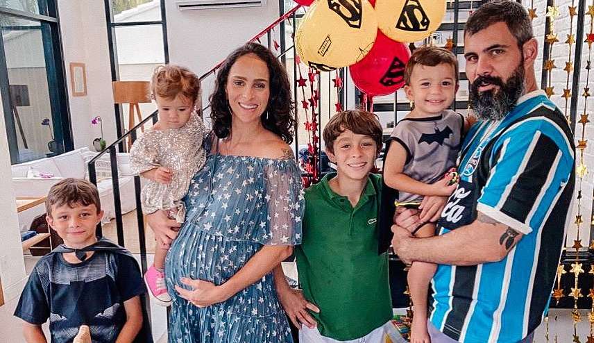 No hospital Letícia Cazarré divulga foto fofa com a filha Maria Guilhermina