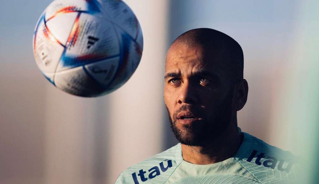 Daniel Alves se apresenta para prestar depoimento sobre acusação de assédio sexual