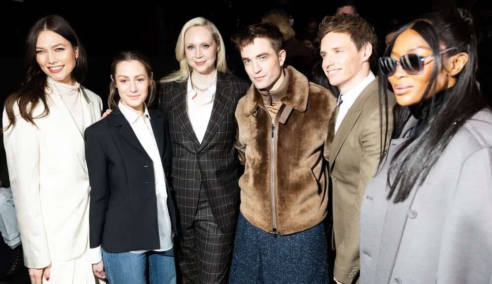 Grupo de estrelas marca presença no desfile masculino da Dior em Paris