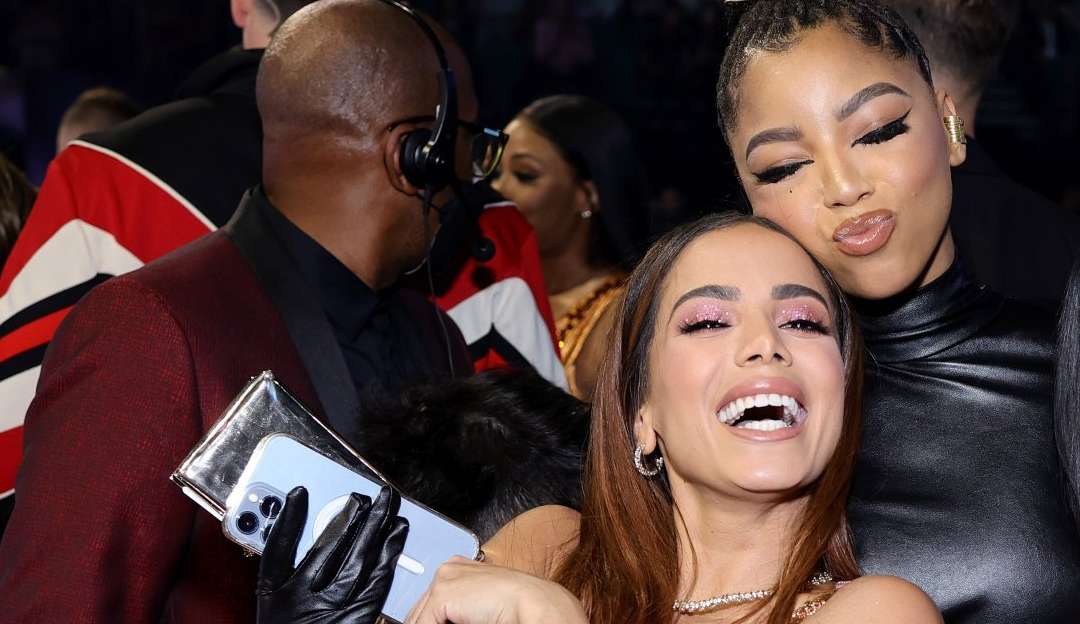 Anitta e Chloe Bailey gravam videoclipe em comunidade do Rio