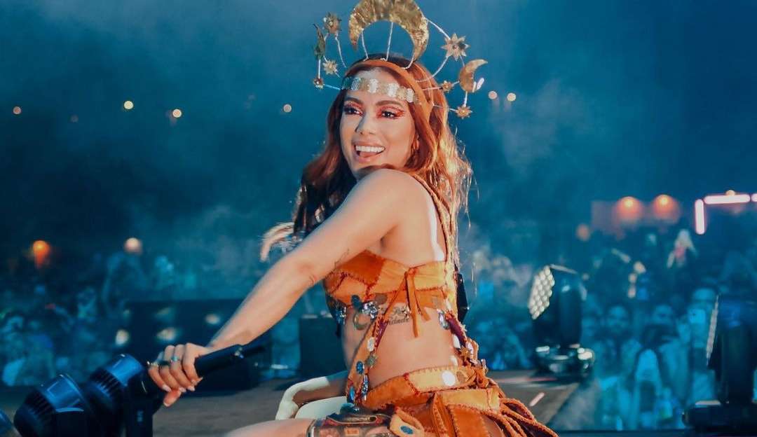 Anitta faz homenagem à Maria Bonita em look para show