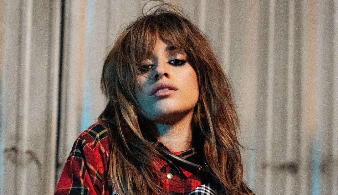 Camila Cabello passeia pelo Rio de Janeiro de biquíni e chinelo de dedo